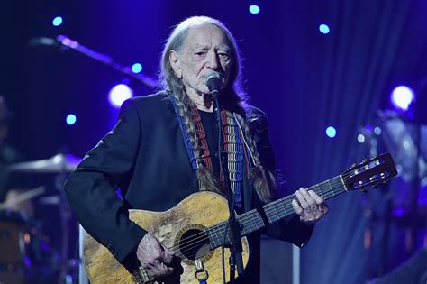 Willie Nelson coming to St. Louis this summer